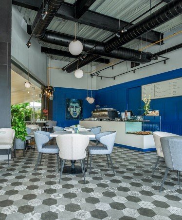 San Francisco / Altos del Golf: Local Comercial con Terraza, en Plaza con Estacionamientos