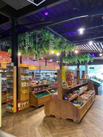 San Francisco / Altos del Golf: Local Comercial con Terraza, en Plaza con Estacionamientos