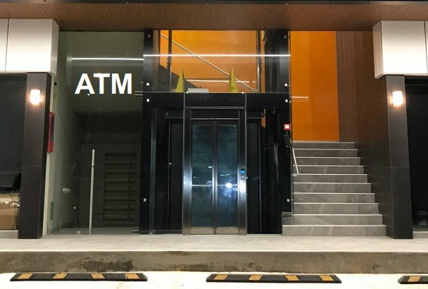 San Francisco / Altos del Golf: Local Comercial con Terraza, en Plaza con Estacionamientos