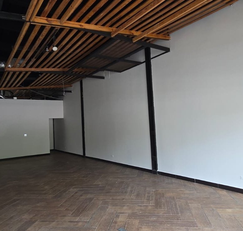 San Francisco / Altos del Golf: Local Comercial de Planta Baja, en Plaza con Estacionamientos