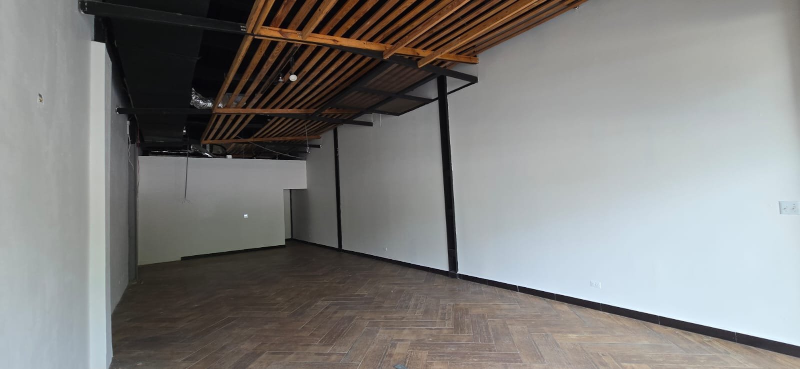 San Francisco / Altos del Golf: Local Comercial de Planta Baja, en Plaza con Estacionamientos