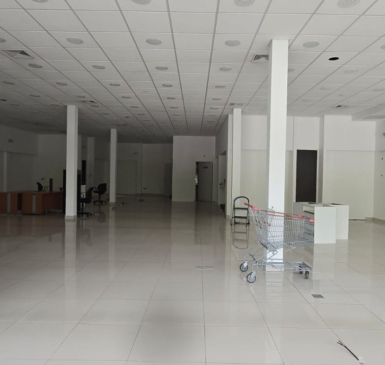 San Francisco / Altos del Golf: Local Comercial con Terraza, en Plaza con Estacionamientos