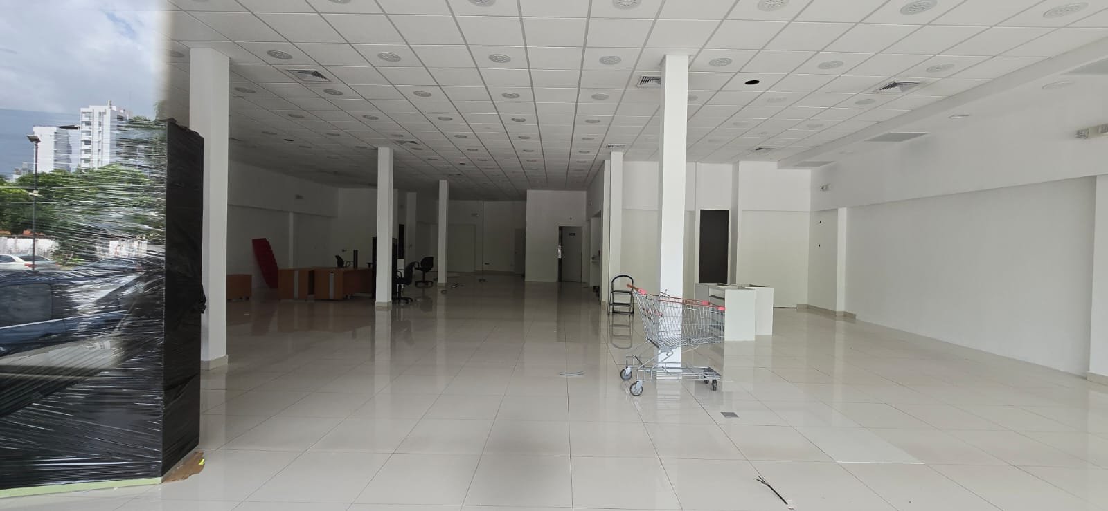San Francisco / Altos del Golf: Local Comercial con Terraza, en Plaza con Estacionamientos