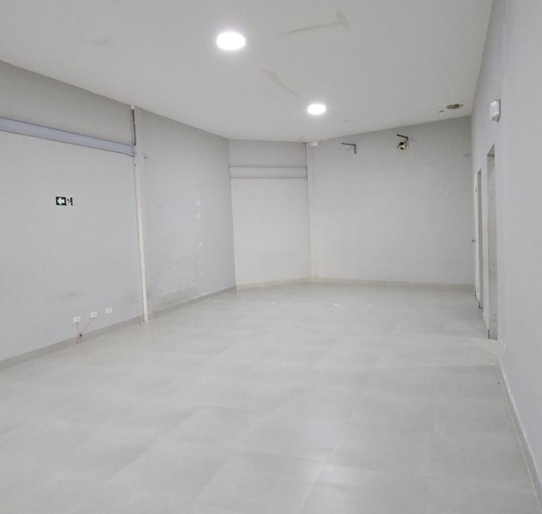 San Francisco / Altos del Golf: Local Comercial de Planta Alta, en Plaza con Estacionamientos