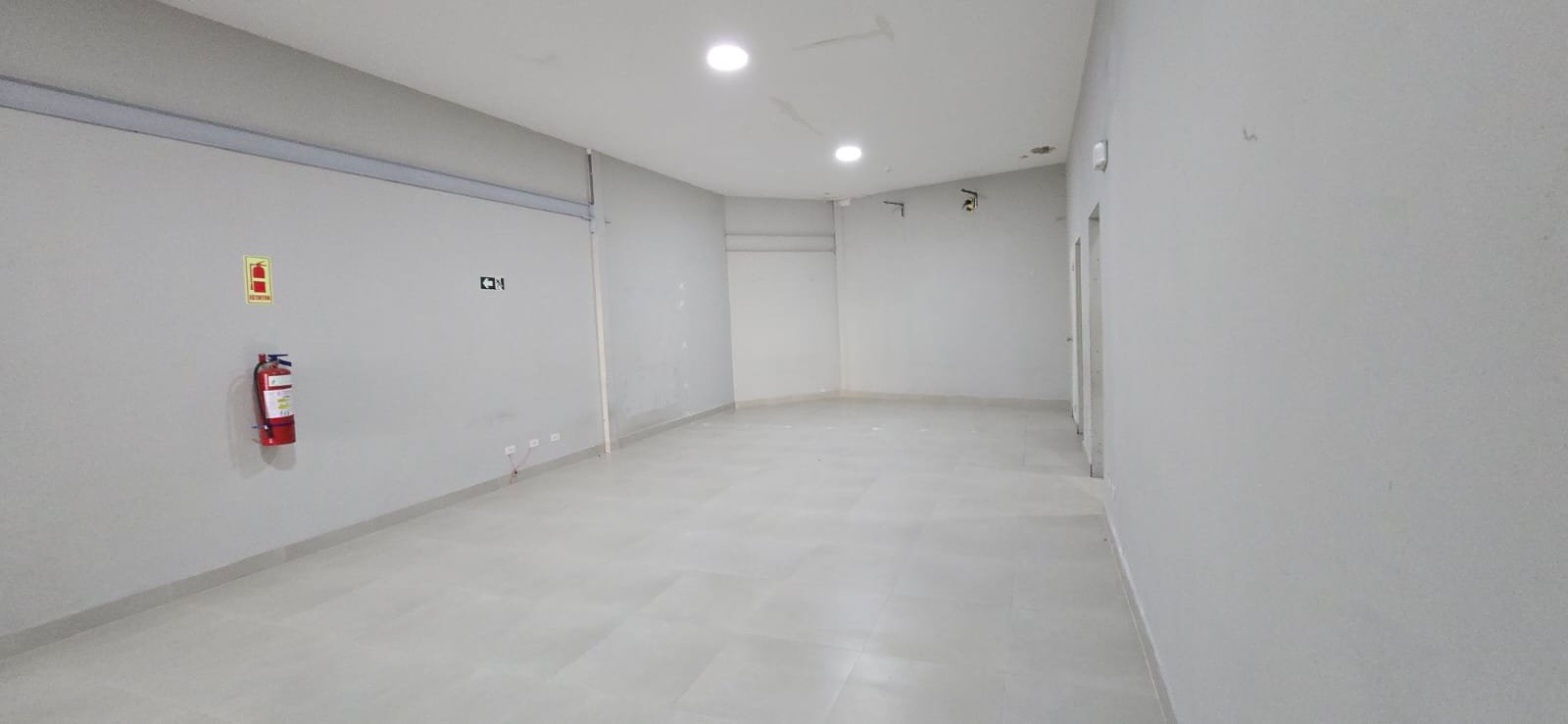 San Francisco / Altos del Golf: Local Comercial de Planta Alta, en Plaza con Estacionamientos