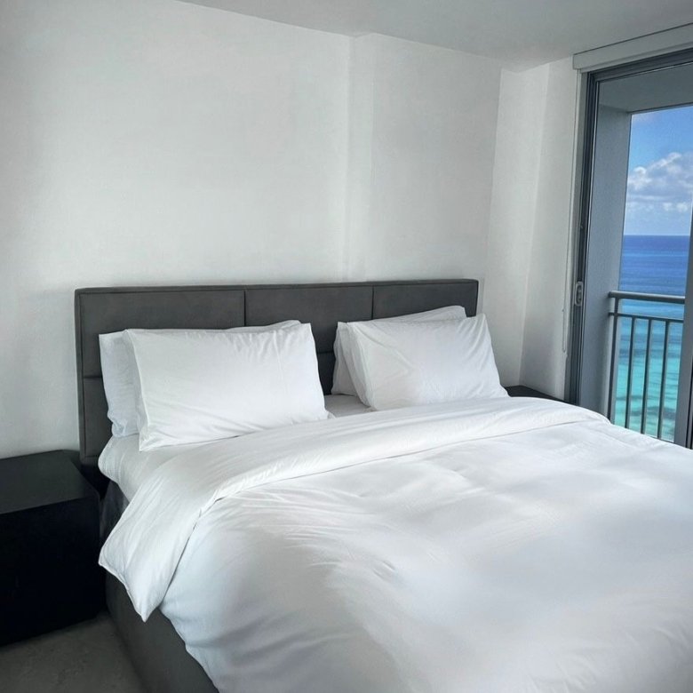 Apartamento en torre frente a Playa Corona: Sector rodeado de plazas comerciales