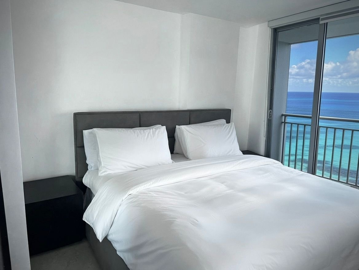Apartamento en torre frente a Playa Corona: Sector rodeado de plazas comerciales