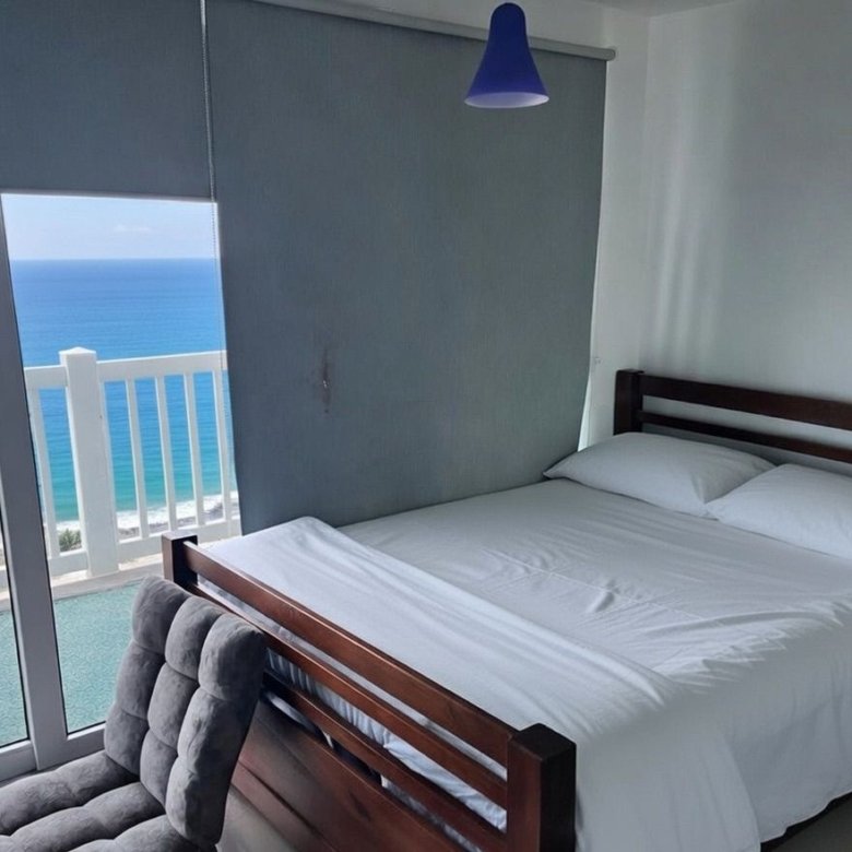 Apartamento en torre frente a Playa Corona: Sector rodeado de plazas comerciales