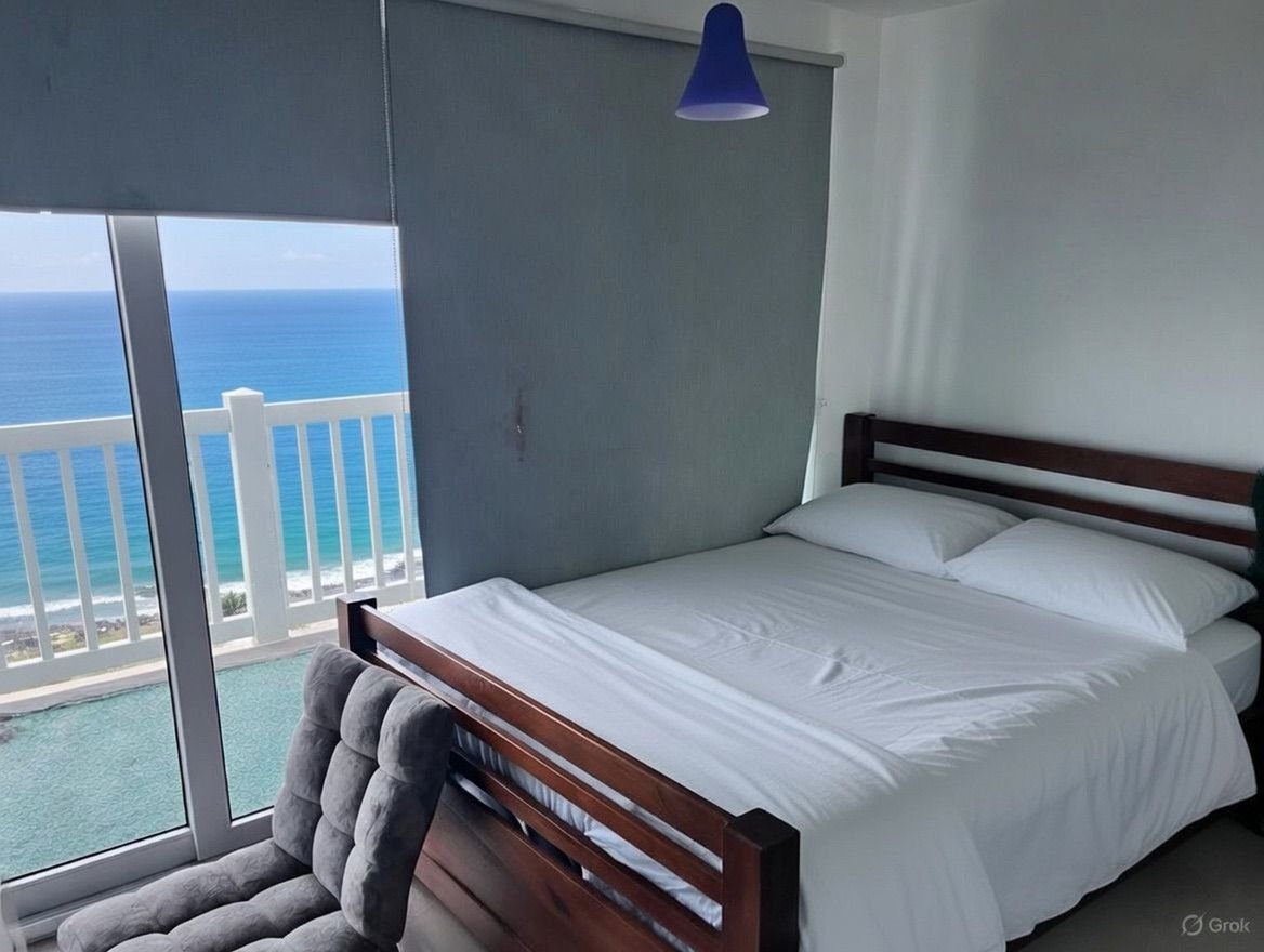 Apartamento en torre frente a Playa Corona: Sector rodeado de plazas comerciales