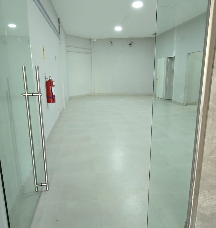 San Francisco / Altos del Golf: Local Comercial de Planta Alta, en Plaza con Estacionamientos