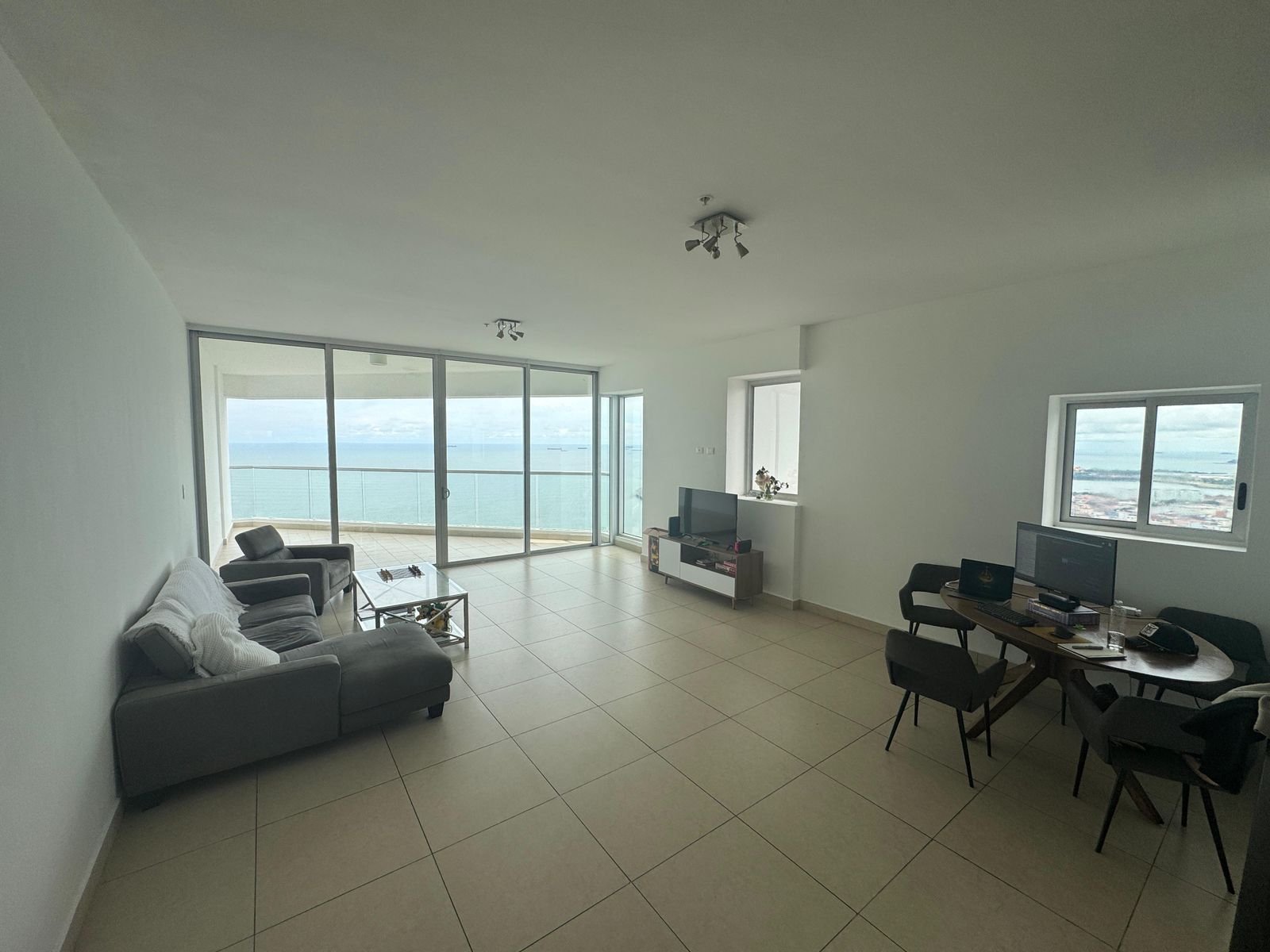 Av Balboa, Frente Al Mar: Rivage Hermoso Apartamento 1 Recamara, 1.5 Baños