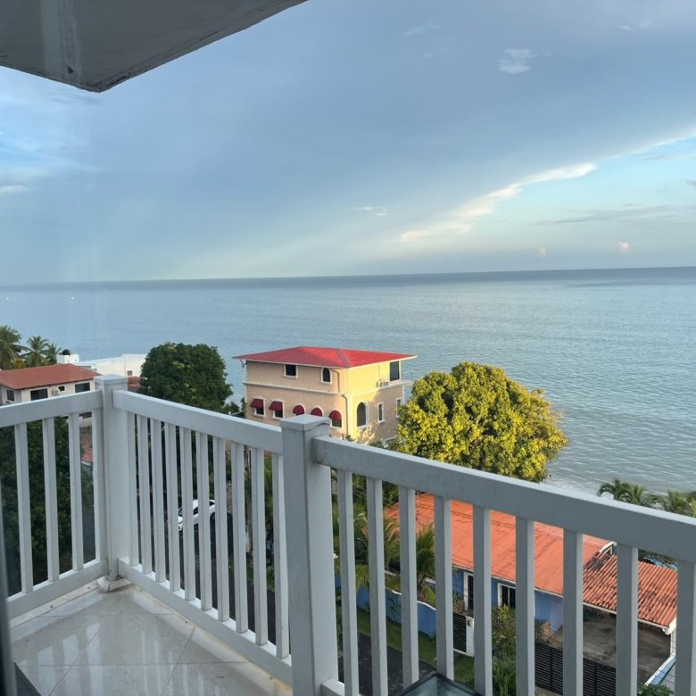 Apartamento en torre frente a Playa Corona: Sector rodeado de plazas comerciales