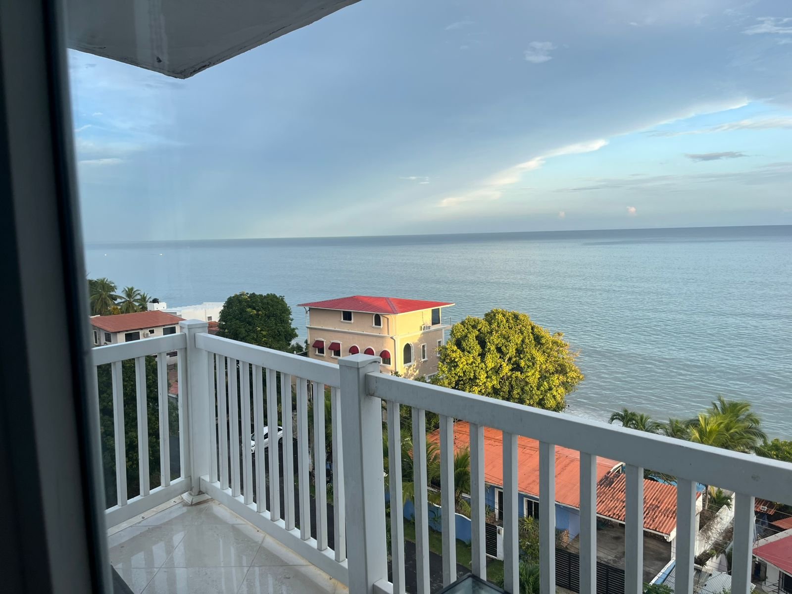 Apartamento en torre frente a Playa Corona: Sector rodeado de plazas comerciales