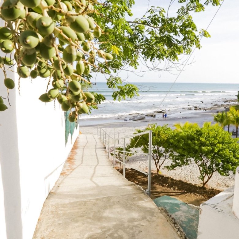 Apartamento en torre frente a Playa Corona: Sector rodeado de plazas comerciales
