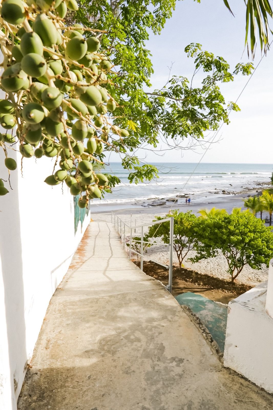 Apartamento en torre frente a Playa Corona: Sector rodeado de plazas comerciales