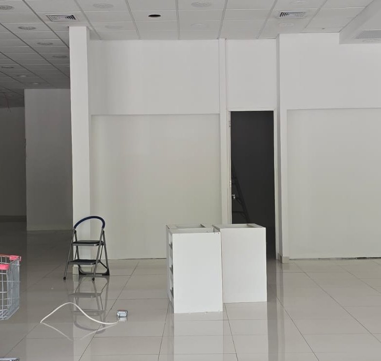 San Francisco / Altos del Golf: Local Comercial con Terraza, en Plaza con Estacionamientos