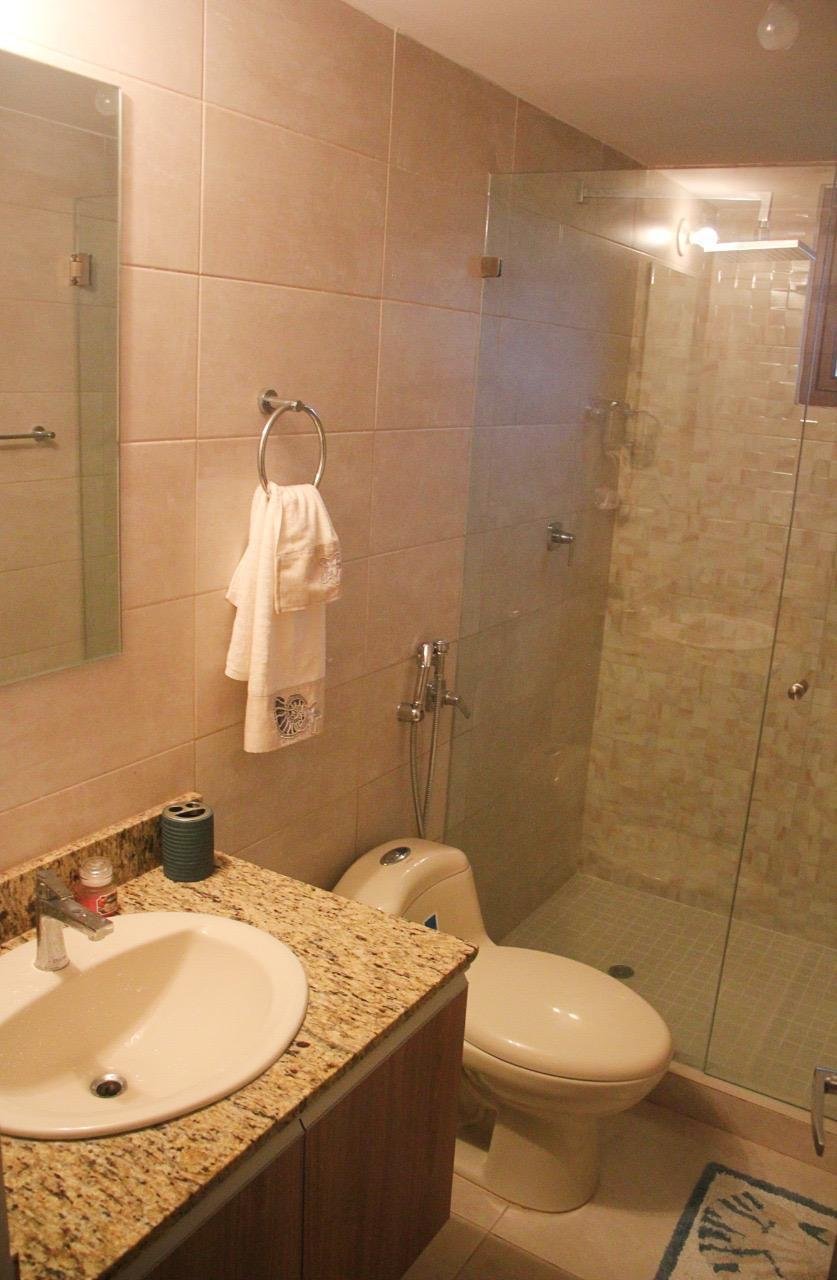 Playa Coronado: Apartamento de Planta Baja con Jardín, Amoblado en Residencial Cerrado