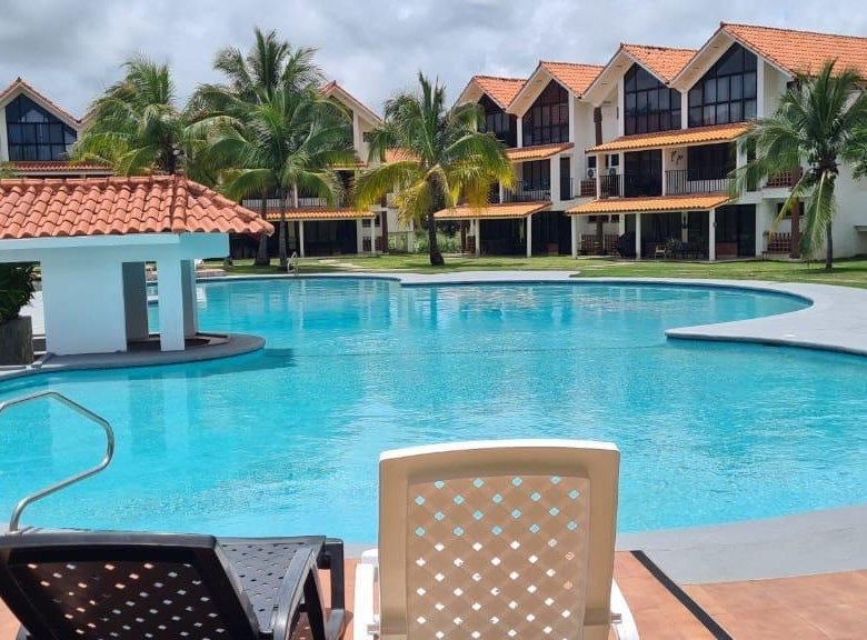 Playa Coronado: Apartamento de Planta Baja con Jardín, Amoblado en Residencial Cerrado
