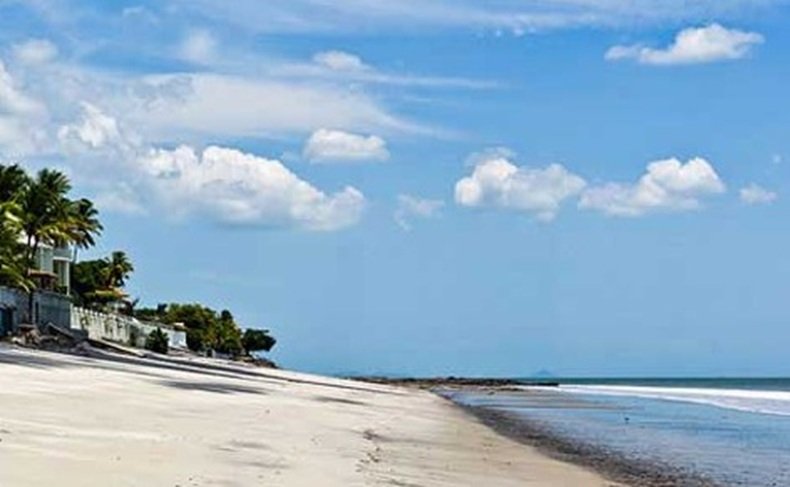 Playa Coronado: Apartamento de Planta Baja con Jardín, Amoblado en Residencial Cerrado