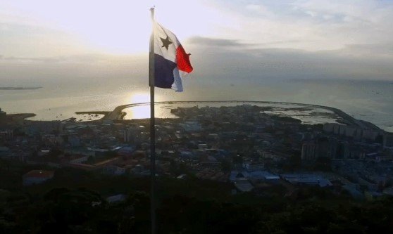 En La Falda del Cerro Ancon, con Seguridad 24/7: Casa Adosada, 3 Niveles, Bosque