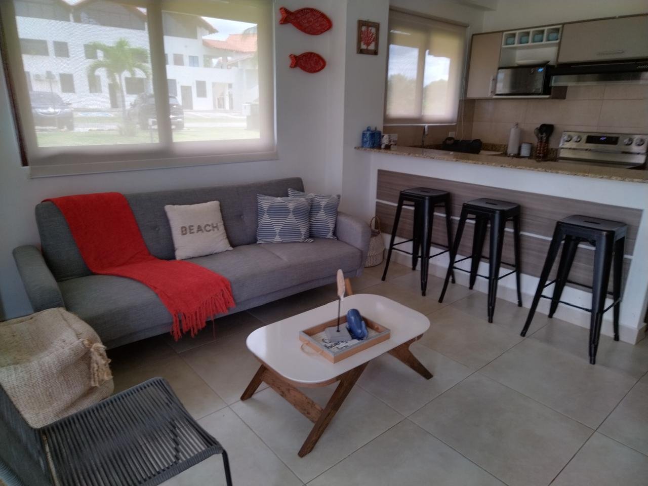 Playa Coronado: Apartamento de Planta Baja con Jardín, Amoblado en Residencial Cerrado