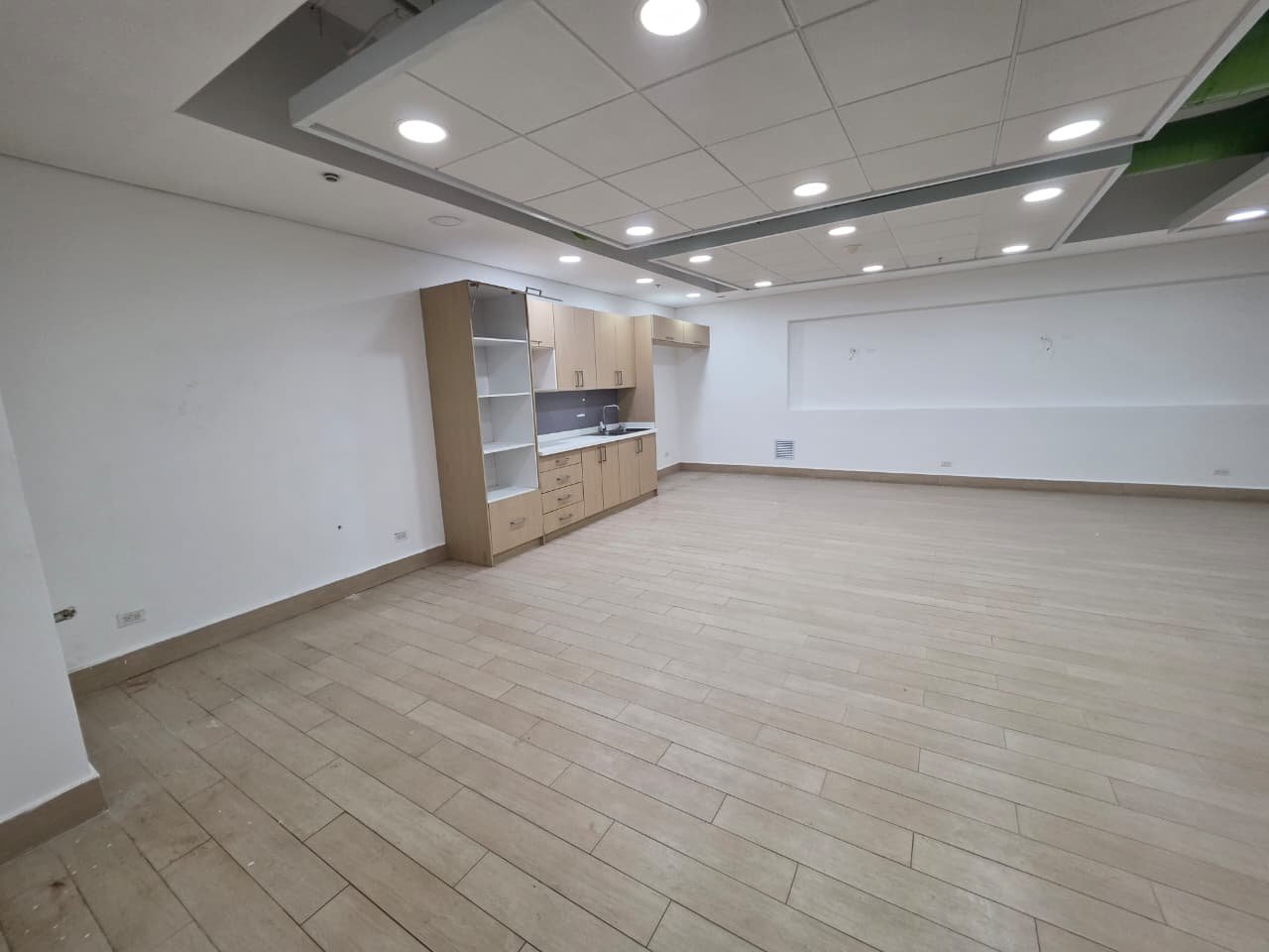 COSTA DEL ESTE – TORRE COMERCIAL PREMIUM: OFICINA DE 1480M2 ALQUILADA