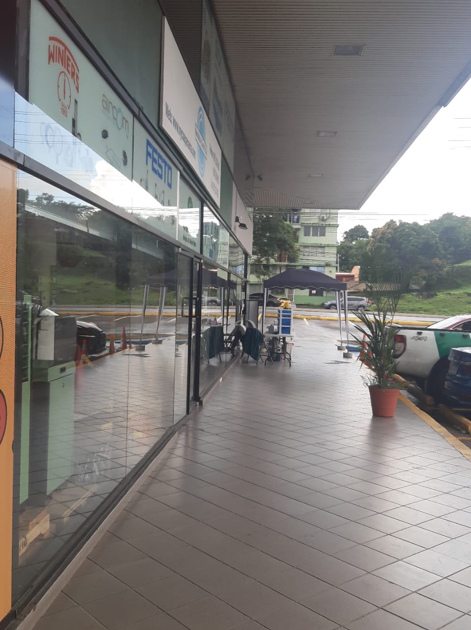 Posicione Su Negocio – Tumba Muerto: Planta Baja, Plaza con Seguridad 24hrs