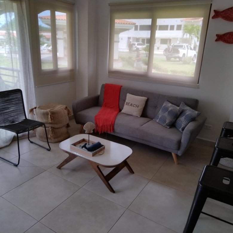 Playa Coronado: Apartamento de Planta Baja con Jardín, Amoblado en Residencial Cerrado