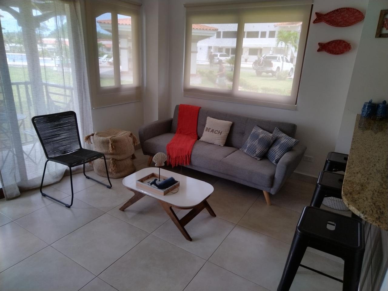 Playa Coronado: Apartamento de Planta Baja con Jardín, Amoblado en Residencial Cerrado