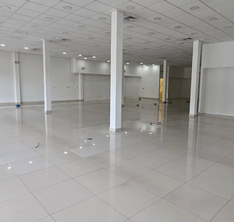 San Francisco / Altos del Golf: Local Comercial de Planta Baja, en Plaza con Estacionamientos
