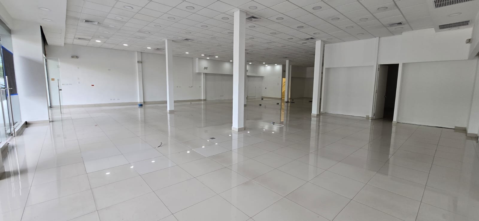 San Francisco / Altos del Golf: Local Comercial de Planta Baja, en Plaza con Estacionamientos