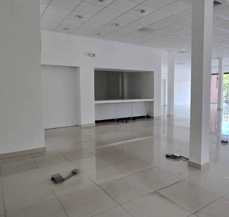 San Francisco / Altos del Golf: Local Comercial de Planta Baja, en Plaza con Estacionamientos