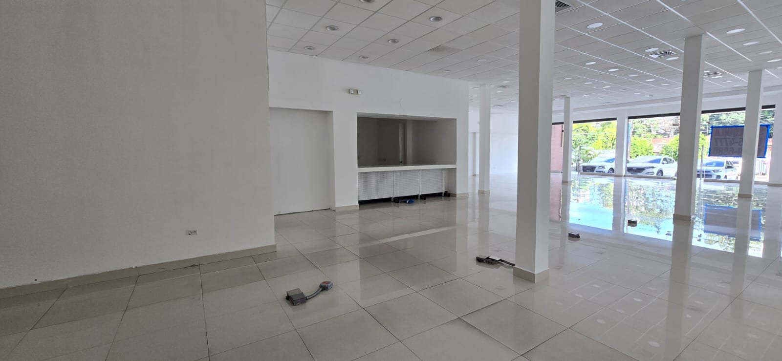 San Francisco / Altos del Golf: Local Comercial de Planta Baja, en Plaza con Estacionamientos