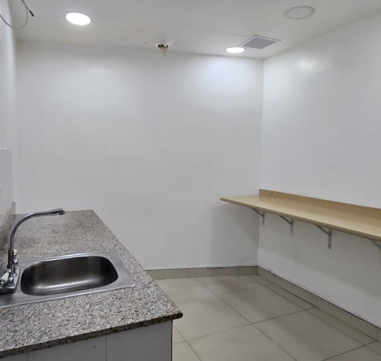 San Francisco / Altos del Golf: Local Comercial de Planta Baja, en Plaza con Estacionamientos
