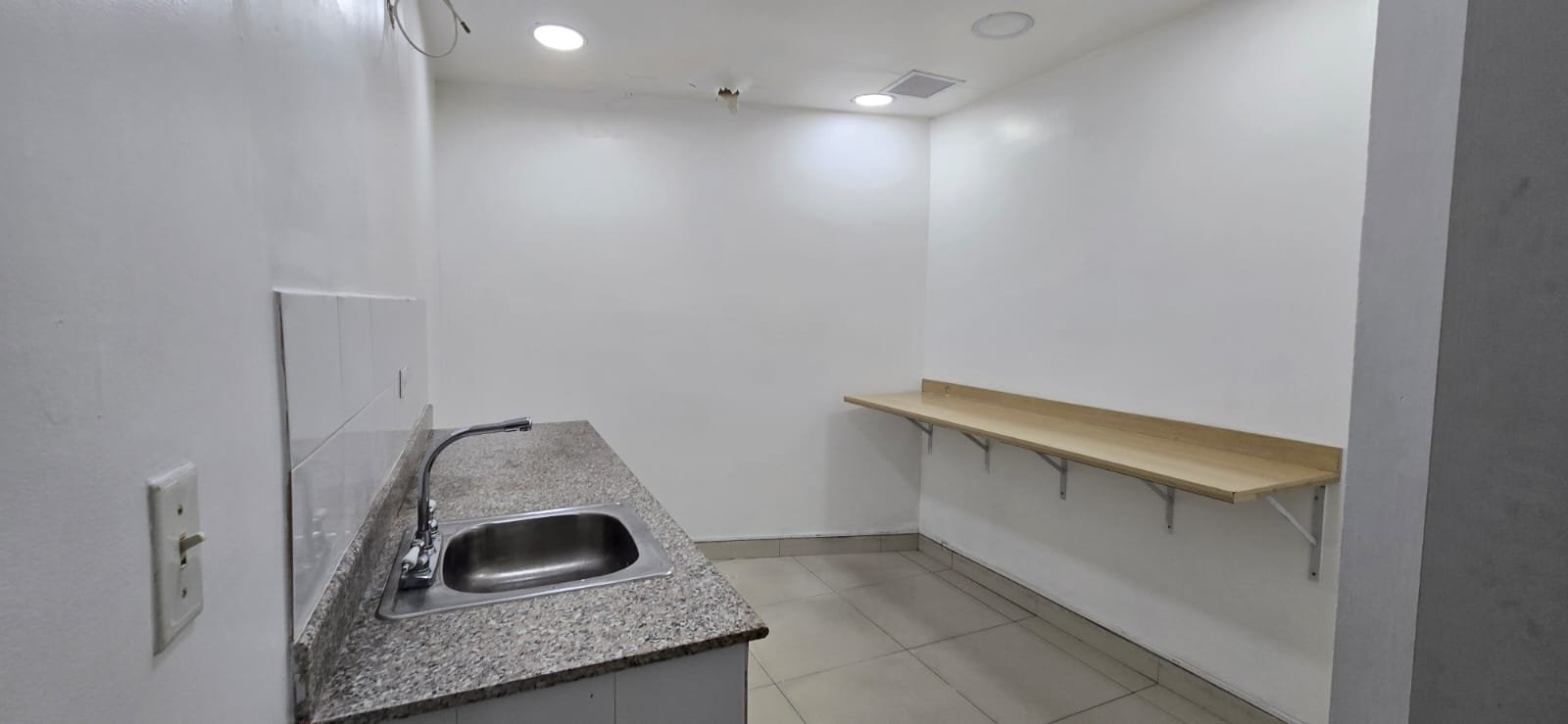 San Francisco / Altos del Golf: Local Comercial de Planta Baja, en Plaza con Estacionamientos
