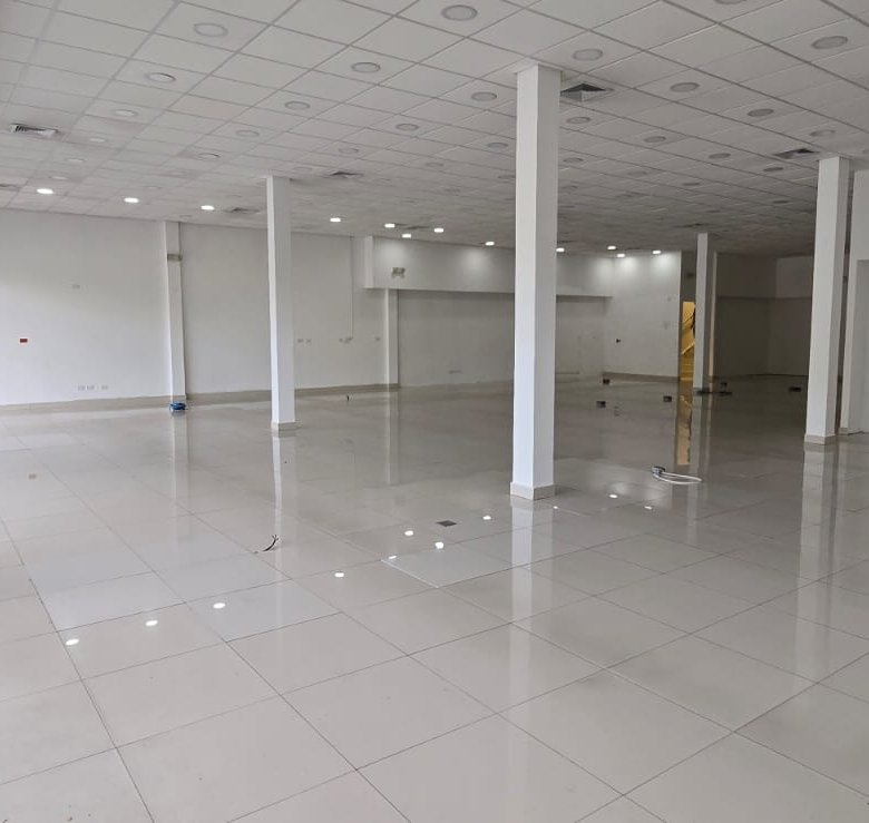 San Francisco / Altos del Golf: Local Comercial de Planta Baja, en Plaza con Estacionamientos