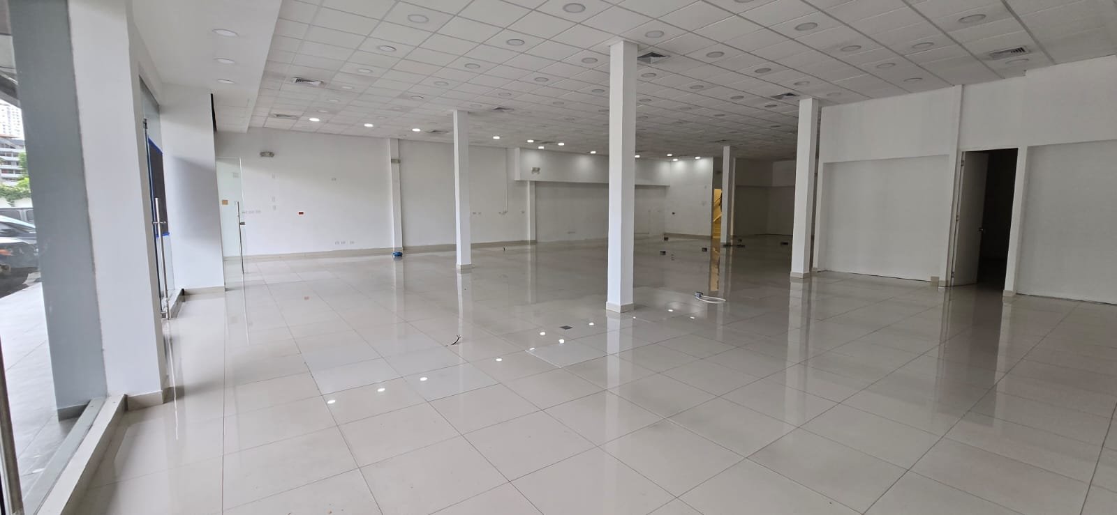 San Francisco / Altos del Golf: Local Comercial de Planta Baja, en Plaza con Estacionamientos