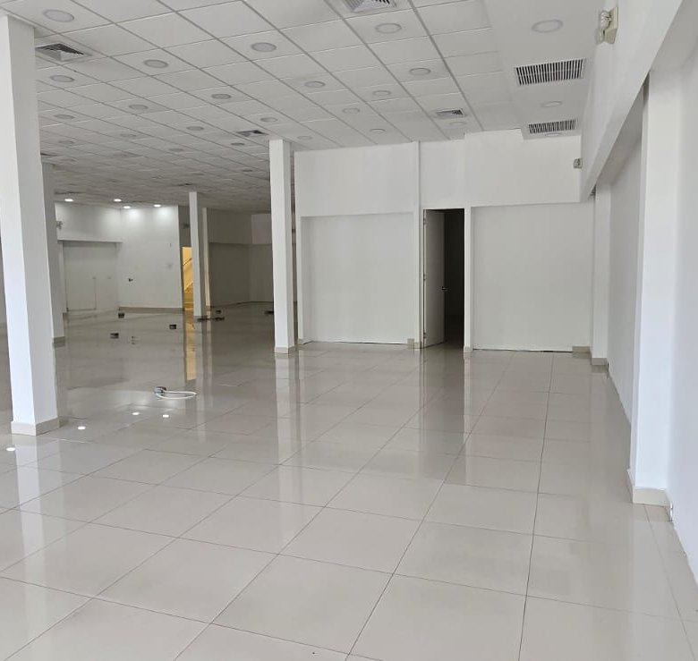 San Francisco / Altos del Golf: Local Comercial de Planta Baja, en Plaza con Estacionamientos