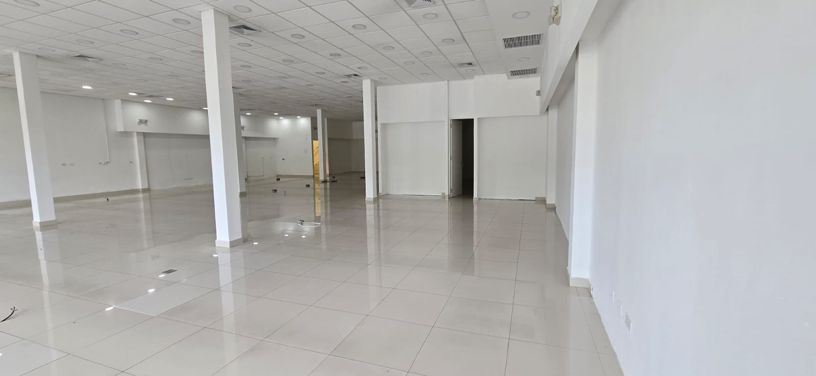 San Francisco / Altos del Golf: Local Comercial de Planta Baja, en Plaza con Estacionamientos