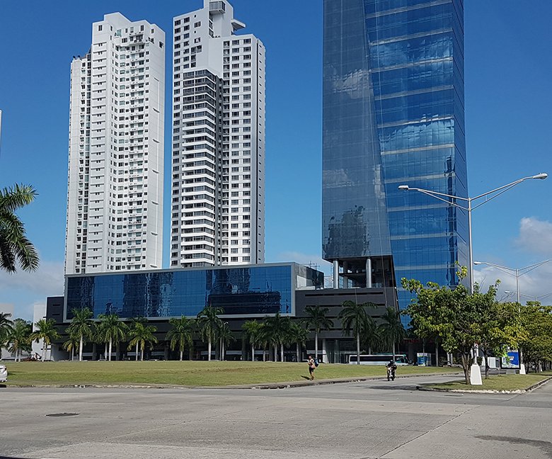 Costa del Este: Local Comercial de Planta Baja, en Plaza con Estacionamientos