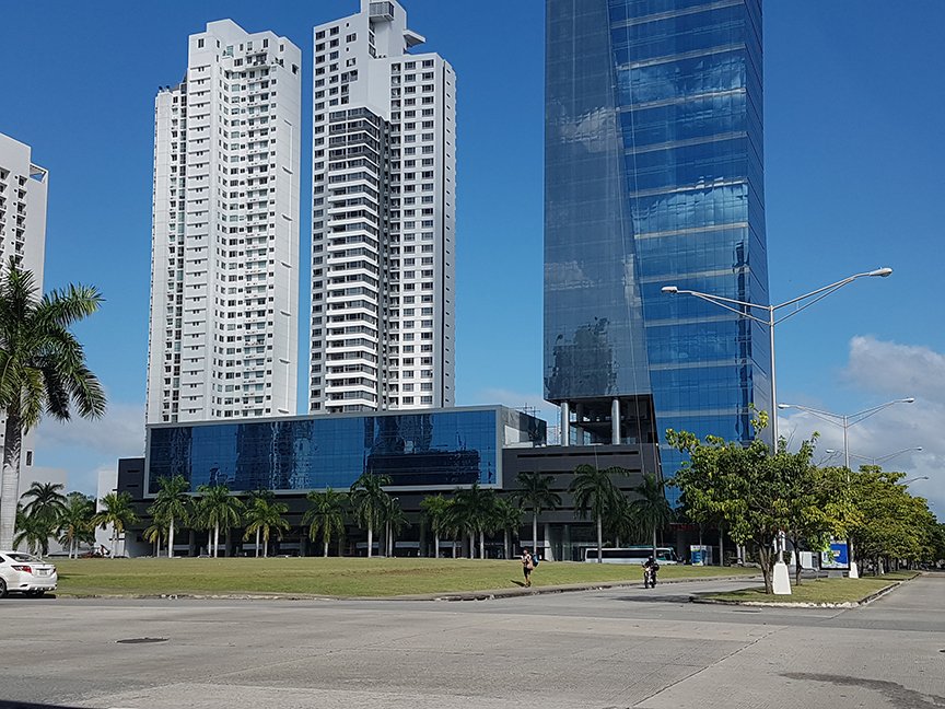 Costa del Este: Local Comercial de Planta Baja, en Plaza con Estacionamientos