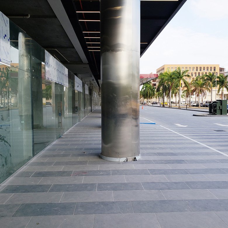 Costa del Este: Local Comercial de Planta Baja, en Plaza con Estacionamientos