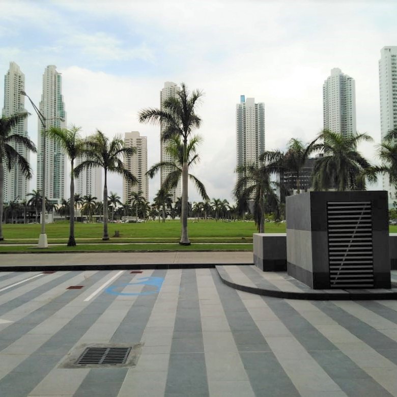 Costa del Este: Local Comercial de Planta Baja, en Plaza con Estacionamientos