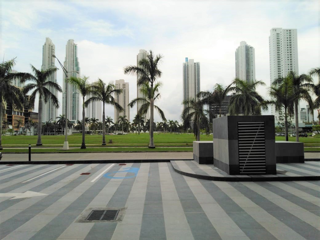 Costa del Este: Local Comercial de Planta Baja, en Plaza con Estacionamientos