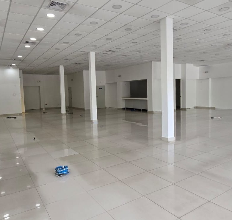 San Francisco / Altos del Golf: Local Comercial de Planta Baja, en Plaza con Estacionamientos