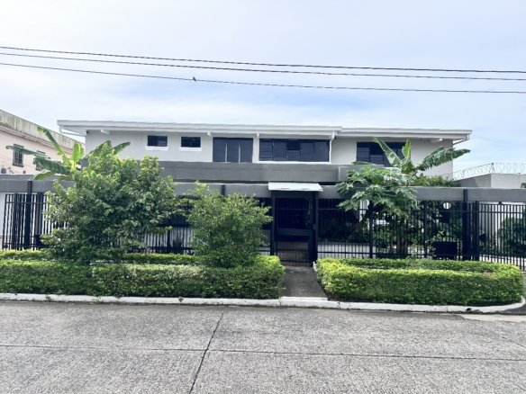 El Dorado / Betania: Town Home con Piscina y Paneles Solares, 3 Recámaras